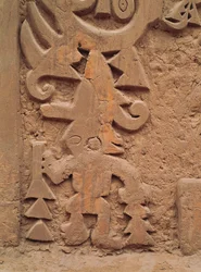 Yksityiskohta Huaca el Dragon -temppelin reliefeistä (kivi)