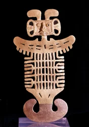 Esikolumbiaaninen taide: antropomorfinen riipus. Tolima-kulttuurin (Kolumbian alue) muotoillusta kullasta valmistettu koru, joka tehtiin 5. ja 10. vuosisadan välisenä aikana. Metropolitan Museum of Art, New York.