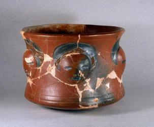 Esikolumbialainen taide, kotosh-kulttuuri: terrakottavastaanottaja ihmiskasvoineen. Himmeä. 16,2 cm 1000 eKr.-800 jKr. Lima, kansallinen antropologian ja arkeologian museo, Peru