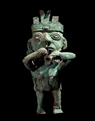 Esikolumbiaaninen taide, Vicús-kulttuuri (Peru): muusikkoa esittävä pronssipatsas. Noin 200 jKr. Lima, kultamuseo, Peru