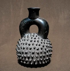 Esikolumbiaaninen taide, Cupisnique-kulttuuri: kovakuoriaisen ja granaattiomenan muotoinen maljakko. 300 eaa.-100 jaa. Lima, kansallinen antropologian ja arkeologian museo, Peru