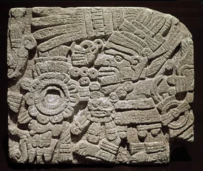 Esikolumbiaaninen taide, misteekkikulttuuri: runsaasti pukeutunutta hahmoa esittävä veistetty rintakoriste - Oaxacasta, Meksikosta. Kansallinen antropologinen museo, México, Meksiko
