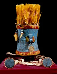 Prekolumbialainen sivilisaatio Chancay (Peru): päähine ja korvakorut. 1200-1400-luku Lima, Museo Amano Peru - Esikolumbiaaninen taide, Chancay-kulttuuri (13.-15. jKr): päähine ja korvakorut - Lima, Museo Amano, Peru - Esikolumbialainen taide, Chancay-kultt