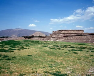 Esikolumbialainen sivilisaatio: näkymä Teotihuacanin (300 eKr.-600 jKr.) paikalle: auringon temppeli (tai pyramidi). Meksiko