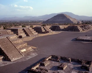 Esikolumbialainen sivilisaatio: näkymä Teotihuacanin (300 eKr.-600 jKr.) paikalle: auringon temppeli (tai pyramidi). Meksiko