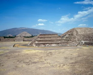 Esikolumbialainen sivilisaatio: näkymä Teotihuacanin (300 eKr.-600 jKr.) paikalle: auringon temppeli (tai pyramidi). Meksiko