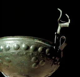 Etruskilainen sivilisaatio: pronssimalja Tolfan nekropolista, Lazio. 10. vuosisata eKr. Rooma, Luigi Pigorinin kansallinen esihistorian ja etnografian museo