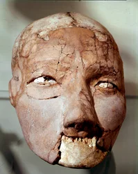 Neoliittinen taide: kivikaudelta (6000-4000 eKr.) peräisin oleva ihmisen kallo. Jerikosta, arkeologinen museo, Amman, Jordania