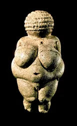 Esihistoriallinen taide: Willendorfin Venus - Kalkkikivipatsas, joka edustaa hyvin kehittyneiden muotojen naista, 23000 eKr. (ylempi paleoliitti) Dim. 11 cm - Wien, Kansallinen luonnonhistoriallinen museo - Esihistoria: Willendorfin Venus - Ooliittinen kal
