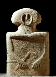 Esihistoriallinen taide: rautakaudella veistetty ihmishahmoa esittävä patsas Lunigianan löytöpaikalta läheltä La Speziaa, Italia. 1100-800 eKr. La Spezia, Museo Comunale della Civiltà Lunigiana