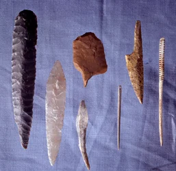 Esihistoriallisia työkaluja: piikivi, veitsi, nuolenkärki ja neula. Saint-Germain-en-Laye. Muinaismuseo