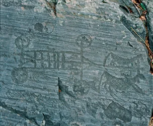 Esihistoria: Camunni-sivilisaatio: hevosten ampuma vaunu, pyörät on kuvattu pinnoilla ja hevoset ovat profiilissa etsintääkseen. Naquanen (Valcamonica, Val Camonica, Brescia) kivikaiverrus kalliosta 23. Neoliittisen ja Bro