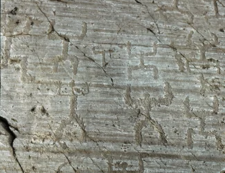 Esihistoria, camunni-sivilisaatio, kalliotaide: hautakallio tyyliteltyjä hahmoja, jotka tunnetaan nimellä "orants" käsivarret taivasta kohti. Neoliittisen ja pronssikauden välinen aika. Roche n. 50. Naquane (Brescia) Capo di Ponte, Pa