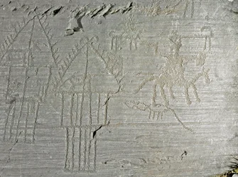 Esihistoria, camunnien sivilisaatio, kalliotaide: hautakallio, jossa on kylän arkielämän kohtauksia, paalujen varaan rakennettu maja, järviasumuksia, koiria, lintuja, peuroja ja mies ratsain. Neoliittisen kauden ja pronssikauden välinen ajanjakso. Kallio