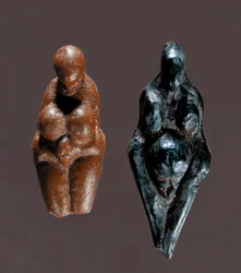 Esihistoria: "Grimaldin Venus". Keltaisesta ja vihreästä steatiitista valmistettuja pienoisveistoksia, myöhäispaleoliittiselta kaudelta peräisin olevia äitijumalattaria. Mitat: 6 cm. Saint-Germain-en-Laye, muinaismuseo