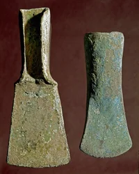 Esihistoria: piikivinen kirves ja keihäänkärki. Apenniinien kulttuuri (eli Italian pronssikausi). 1400-1300 eKr. Perugia, Umbrian kansallinen arkeologinen museo