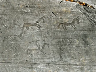 Esihistoria, Camunni-kulttuuri, kalliotaide: metsästysaiheinen kaiverrettu kallio, metsästäjä heiluttaa keihästä. Neoliittisen kauden ja pronssikauden välinen ajanjakso. Capo di Ponte, Naquanen kalliokaiverrusten kansallispuisto, Valcamonica, Val