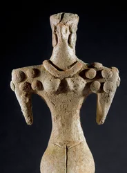 Esihistoria: neliömäisen olkapäällisen naisen savipatsas Keski-Turkmenistanista (Kara-Depen alue). 4000-3700 eaa. Eneoliittinen, kuparikausi. Aurinko. 18 cm Moskova, Venäjän tiedeakatemian arkeologinen instituutti, Venäjä