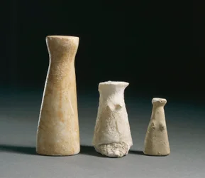 Esihistoria: naispuolisia jumalankuvia Los Millaresin löytöpaikalta (Almería). Espanja, Madrid, Kansallinen arkeologinen museo.