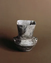 Esihistoria: neliönmuotoinen aukeava maljakko, jossa on neoliittisia graffiteja Caverna Delle Arenesta Candiden (Liguriassa). Pegli, Villa Pallavicini -museo