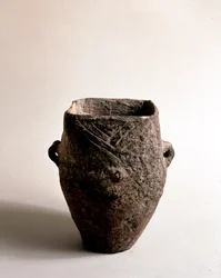 Esihistoria: terrakottamaljakko neliömäisellä neoliittisen kauden aukolla Caverna Delle Arenesta Candiden (Liguriassa). Pegli, Villa Pallavicini -museo