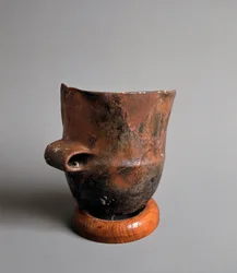 Esihistoria: Caverna Della Pollerasta (Liguria) peräisin oleva terrakottamaljakko neliömäisellä neoliittisen kauden aukolla. Pegli, Villa Pallavicini -museo