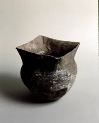 Esihistoria: terrakottamaljakko neliömäisellä neoliittisen kauden aukolla Caverna Delle Arenesta Candiden (Liguriassa). Pegli, Villa Pallavicini -museo