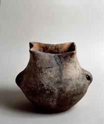 Esihistoria: terrakottamaljakko neliömäisellä neoliittisen kauden aukolla Caverna Delle Arenesta Candiden (Liguriassa). Pegli, Villa Pallavicini -museo