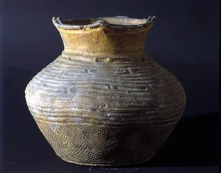 Terrakottapurkki Jomon-ajalta (esihistorian aika Japanissa). Rooma, Kansallinen itämaisen taiteen museo.