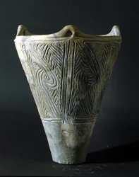 Terrakottamaljakko Jōmon-kaudelta (Japanin esihistorian ajanjakso). Rooma, Kansallinen itämaisen taiteen museo.