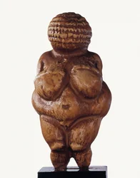 Willendorfin Venus. Hyvin rehevämuotoista naista esittävä kalkkikivipatsas. 23000 eaa.