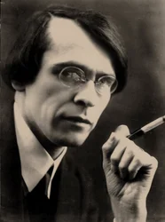 Vladislav Khodassevitch - Muotokuva runoilijasta Vladislav Khodasevitšistä (1886-1939), kirjoittanut Shumov, Pjotr ​​Ivanovitš (1872-1936). Valokuvaaja, 1920-luvun loppu. Yksityinen kokoelma