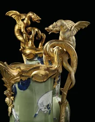 Ludvig XV:n korupari, posliinia 1662-1722, telineet n. 1745-49 (ormolu-asennettu posliini)