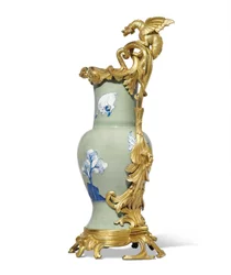 Yksi Ludvig XV:n kauhuparista, posliini 1662-1722, telineet n. 1745-49 (ormolu-asennettu posliini)