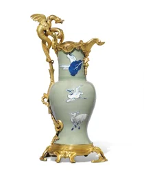 Yksi Ludvig XV:n kauhuparista, posliini 1662-1722, telineet n. 1745-49 (ormolu-asennettu posliini)
