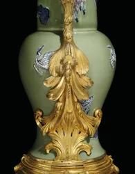 Yksi Ludvig XV:n kauhuparista, posliini 1662-1722, telineet n. 1745-49 (ormolu-asennettu posliini)