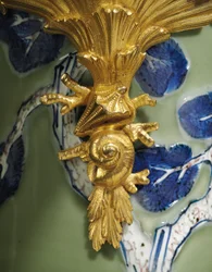 Yksi Ludvig XV:n kauhuparista, posliini 1662-1722, telineet n. 1745-49 (ormolu-asennettu posliini)