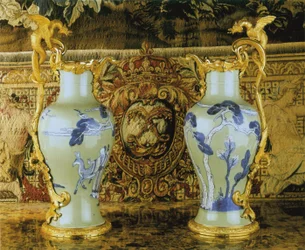 Ludvig XV:n korupari, posliinia 1662-1722, telineet n. 1745-49 (ormolu-asennettu posliini)