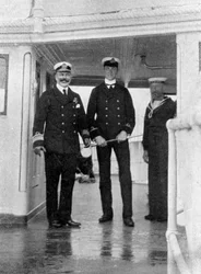 Kommodori Sir Archibald Milne 1855-1938 ja hänen apuluutnanttinsa Pipon, 1908.