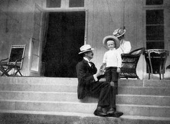 Norjan kuningas Haakon VII, hänen poikansa Olav ja prinsessa Victoria Bygdøyssä, Norjassa, 1908.