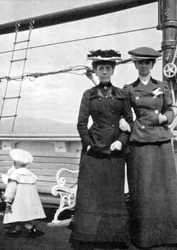 Prinssi Olav 1903-1991 Lady Antrimin ja Miss Knollysin kanssa, 1908.