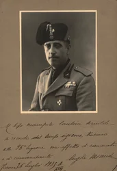 Albumi "MVSN- Blackshirts": Miliisin konsoli univormussa, 07/1935 (b/w kuva)