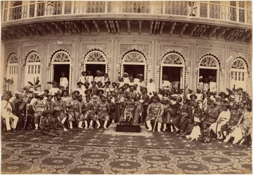 Maharadža Scindia, aatelisia ja korkeita virkamiehiä, Gwalior
