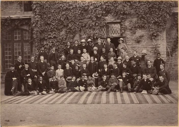 Keskiluokkaisia oppilaita ja Bishop Cotton Schoolin henkilökuntaa, Shimla (kääntöpuoli)