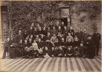 Alkeisluokka, Bishop Cotton School, Shimla (etupuoli)