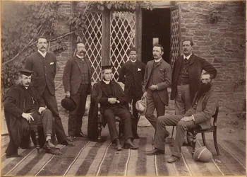 Bishop Cotton Schoolin rehtori ja opettajat, Shimla (etupuoli)