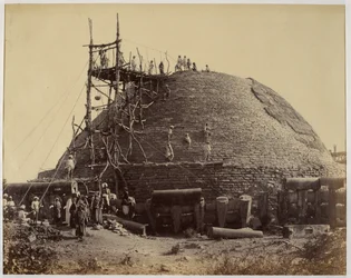 Sanchi stupa lounaasta korjauksen aikana
