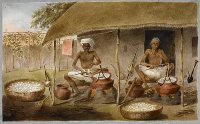 Kaksi miestä istuu kotan ulkopuolella, vetämässä silkkiä koteloista ja käärimässä sitä karaksi keittämällä koteloita vedessä, n. 1820 (akvarelli paperille)