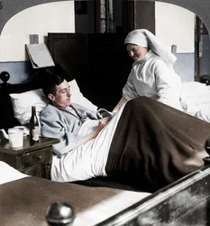 Sotilas kirjoittaa kirjettä sairaalassa, ensimmäinen maailmansota, 1914-1918