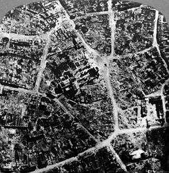 Ilmakuva Albertin kaupungin raunioista ja basilikasta, Ranska, ensimmäinen maailmansota, 1914-1918.